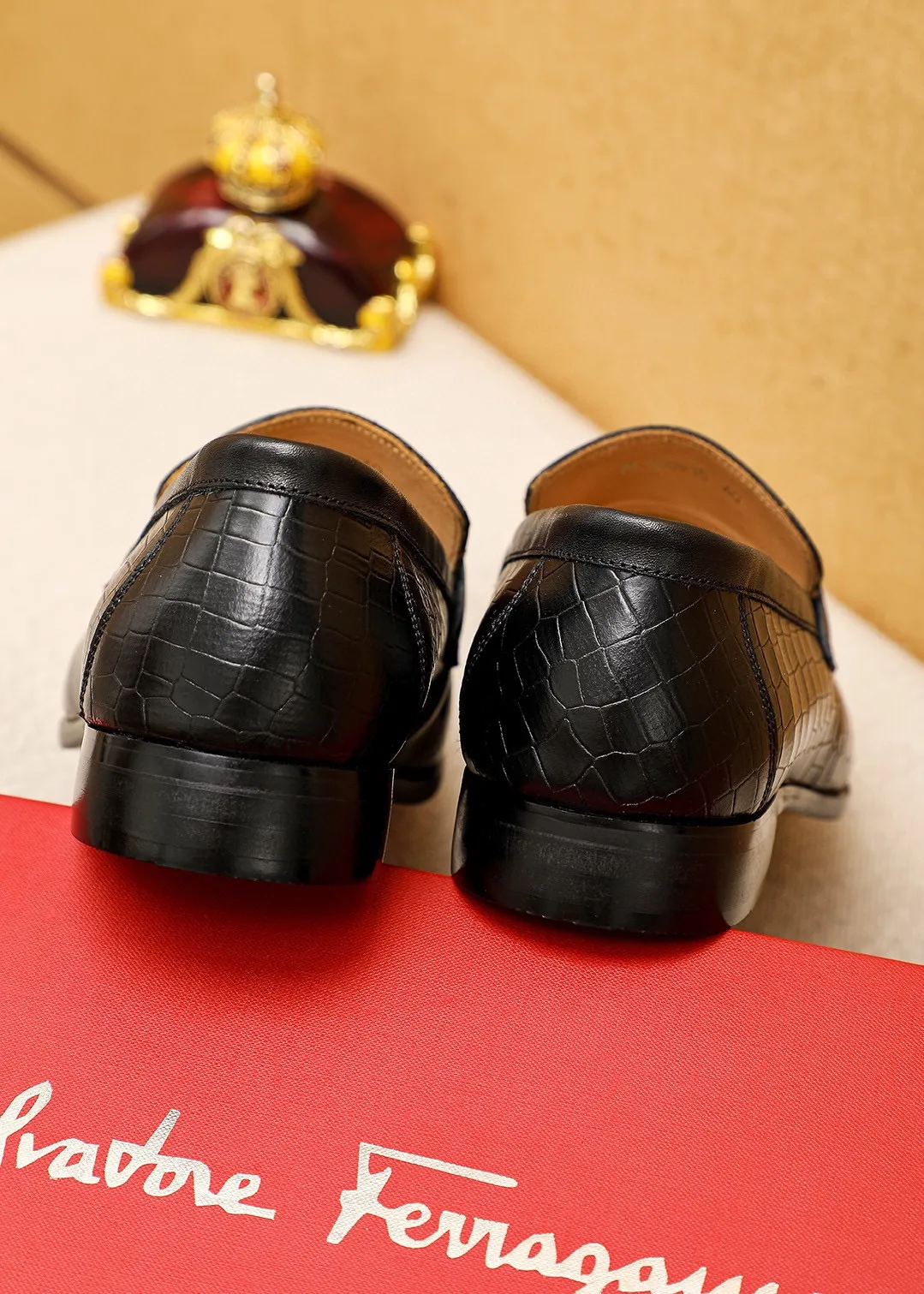 Men's shoes 💰442 💐 Product trademark: Ferragamo "Ferragamo" casual leather shoes Regular size: 38-44 (45.46🉑️customized) Product materials: Selected imported first-layer calfskin embossed upper + original hardware buckle, imported water-dyed cow leather lining. Strong three-dimensional visual effect, combined outsole Color: 1⃣️color optional